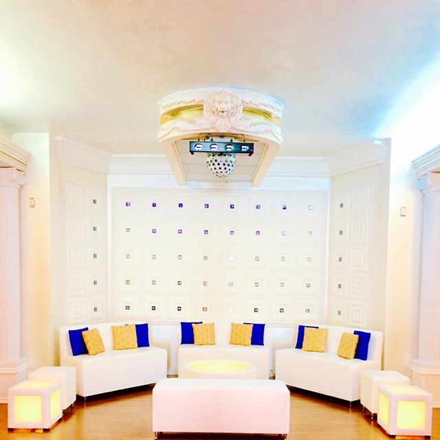 Led BIG Round Table D34"x34"xH17" - (Changing Colors)